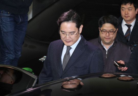 뇌물공여 등 혐의를 받는 이재용 삼성전자 부회장이 14일 오전 서울 대치동 박영수 특별검사팀에서 피의자 신분으로 조사를 마친 뒤 차량에 오르고 있다.